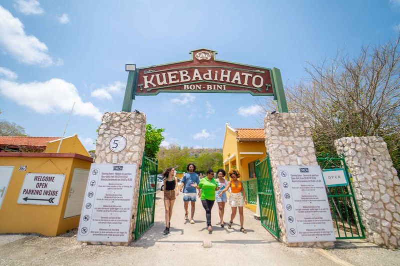 Curaçao Highlights Tour – City, Hato Caves & Beach Experience