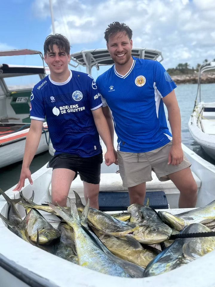 4 hours Offshore fishing 27-ft center console fiberglass