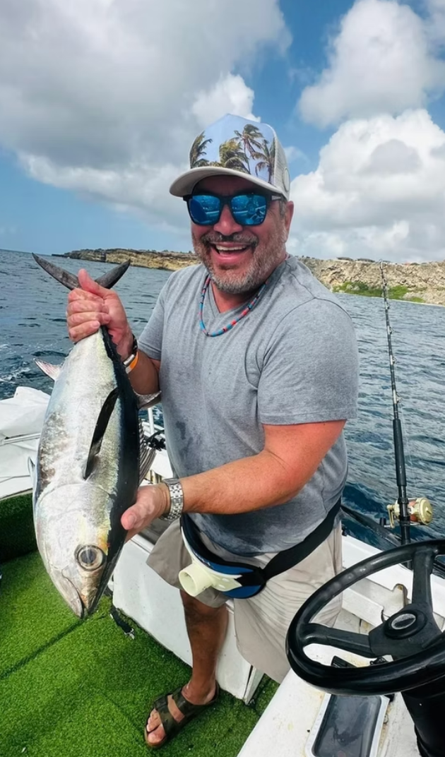 4 hours Offshore fishing 27-ft center console fiberglass