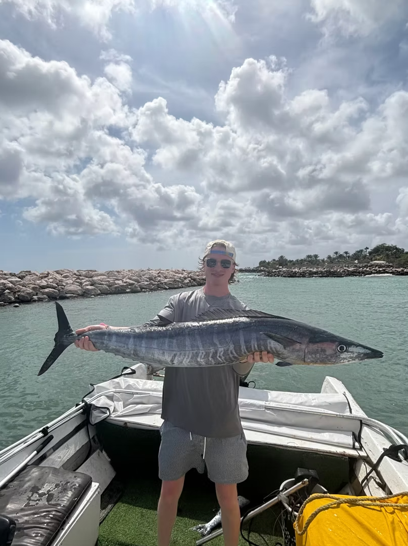 4 hours Offshore fishing 27-ft center console fiberglass